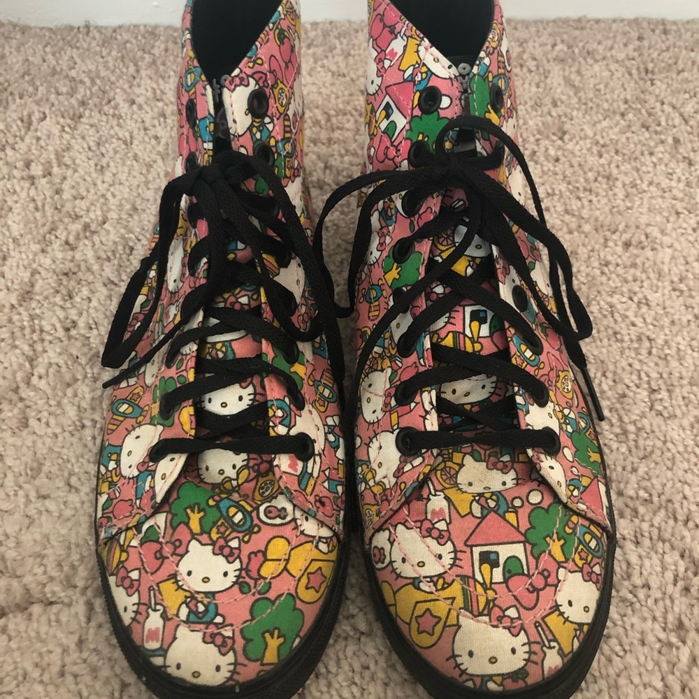 Limited Edition Hello Kitty Vans - Picture 1 of 4